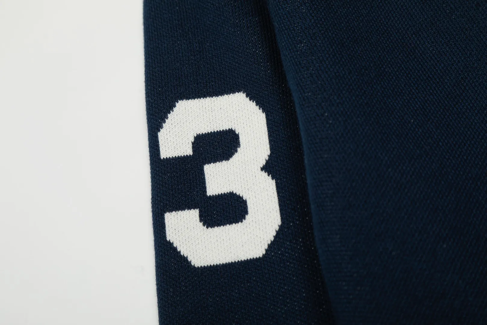 P250 Top quality" Style number: DS164# (not off the shelves all year round) [Ralph Lauren autumn and winter Malaysia embroidered logo knitted POLO lapel sweater] ✅Ralph Lauren Ralph Lauren classic basic lapel POLO same style knitted autumn and winter sweater for men and women ✅Main supplier platform live broadcast Wholesale entity Replenish when out of stock Not off the shelf ✅ZP quality 1:1 version Scan the code to enter the GF website Counter quality ✅Detailed quality is the only one in Guangzhou Imported quality cotton yarn, 750g weight, focusing on high-end, cost-effective, good quality, needless to say, ✅The version is restored to the original order, the maximum size can be worn up to 190 pounds, loose, comfortable and stress-free, ✅The upper body is simple and easy to match, a must-have for male gods. Good-looking clothes are never picky. A must-have in couples' wardrobes. Size: S-XL. Color: Milk white, gray, black and white, black and red, navy white label, navy red label